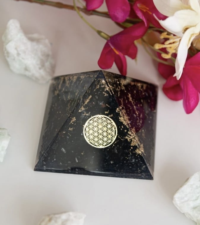 Orgonite piramide zwarte toermalijn - Afbeelding 4