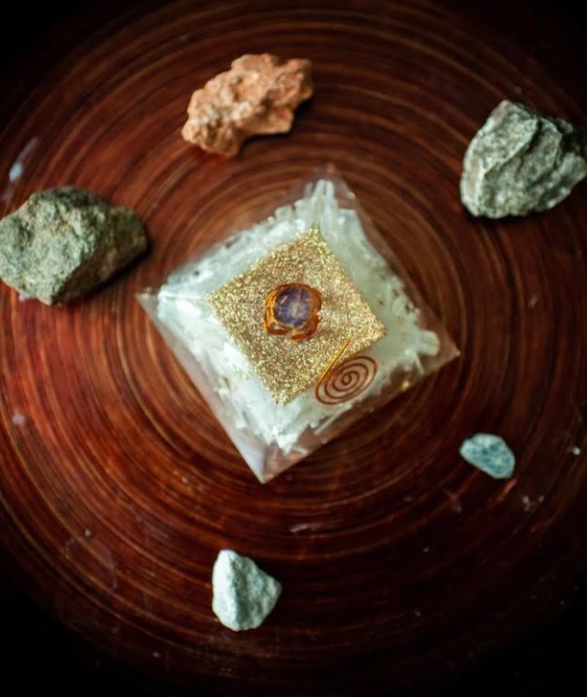 Orgonite piramide seleniet/amethist - Afbeelding 3